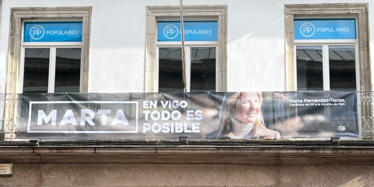 Lona de Marta Fernández-Tapias en el balcón de la sede del PP
