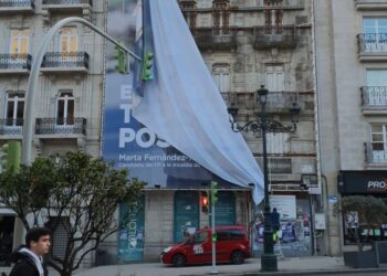 Retiran la lona de Marta Fernández-Tapias en el centro de Vigo: “Parece que aquí todo vale”