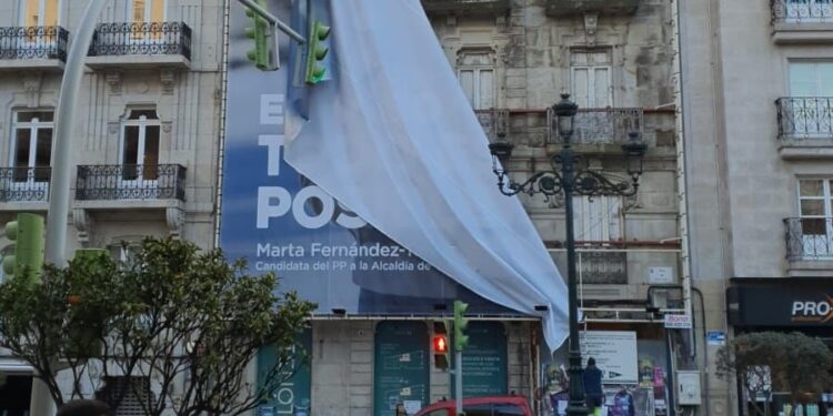 Retiran la lona de Marta Fernández-Tapias en el centro de Vigo: “Parece que aquí todo vale”