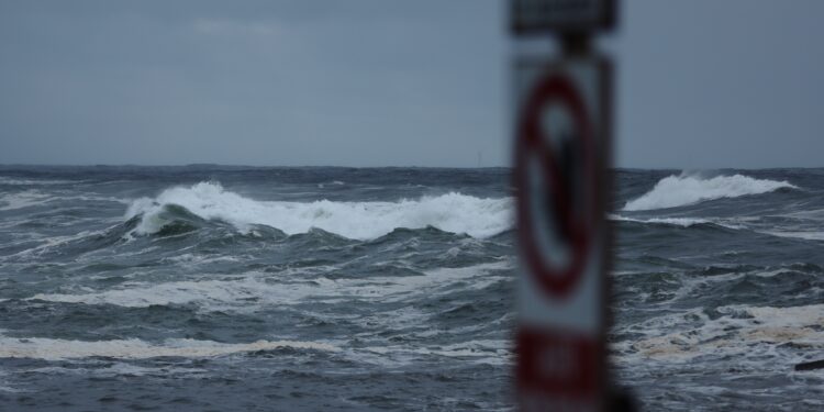 Activada la alerta naranja por temporal en toda la costa gallega a partir del mediodía de este jueves
