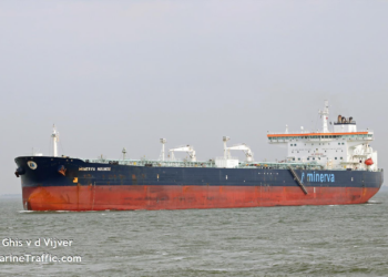 Salvamento vigila un petrolero sin carga, a 28 millas de Cíes por una avería en una hélice