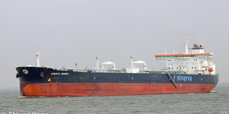 Salvamento vigila un petrolero sin carga, a 28 millas de Cíes por una avería en una hélice
