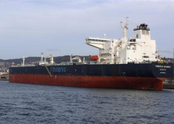 El petrolero remolcado a Vigo estará una semana en puerto para la reparación de su hélice