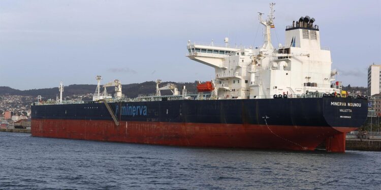 El petrolero remolcado a Vigo estará una semana en puerto para la reparación de su hélice