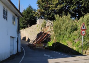 Comienza la rehabilitación del muro de Freixeiro: la calle reabrirá al tráfico en mayo