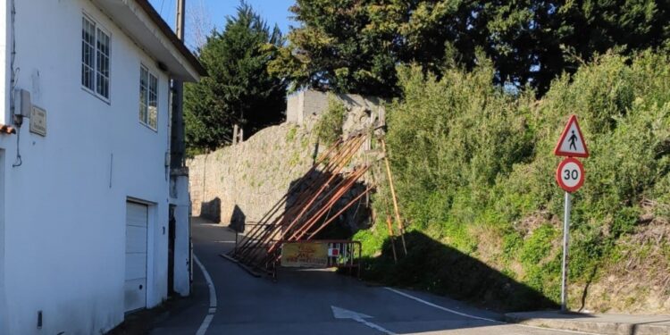 Comienza la rehabilitación del muro de Freixeiro: la calle reabrirá al tráfico en mayo