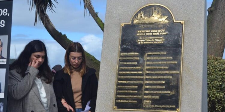 Pesca.- Bueu (Pontevedra) homenajea a los fallecidos en el 'Villa de Pitanxo' con la instalación de una placa