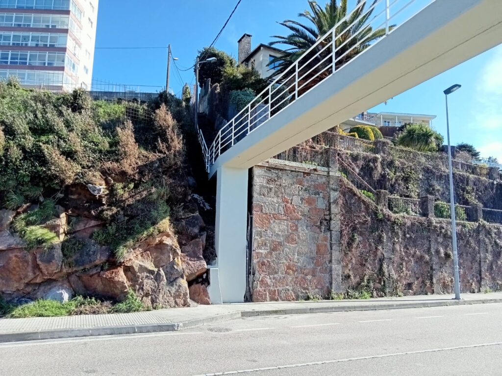 
La Xunta finaliza las obras de conservación de la pasarela peatonal sobre la carretera PO-324 en Coruxo, en Vigo