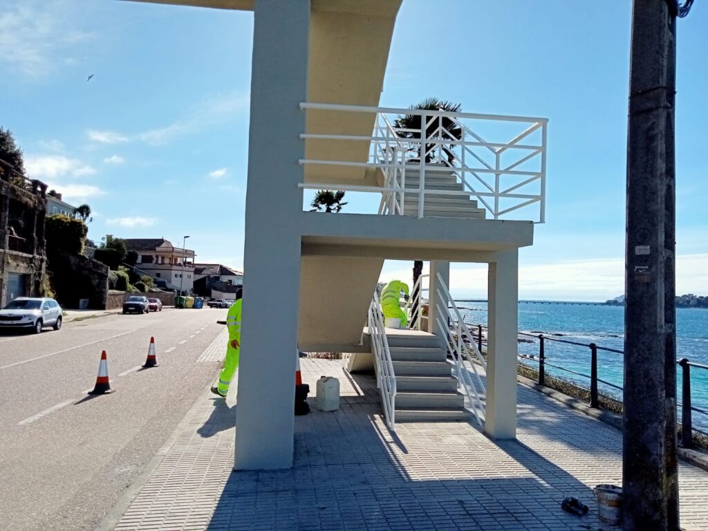 
La Xunta finaliza las obras de conservación de la pasarela peatonal sobre la carretera PO-324 en Coruxo, en Vigo