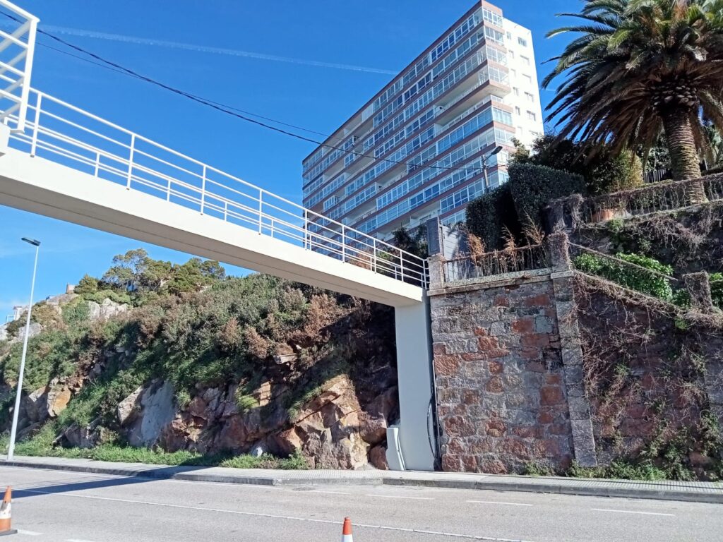 
La Xunta finaliza las obras de conservación de la pasarela peatonal sobre la carretera PO-324 en Coruxo, en Vigo