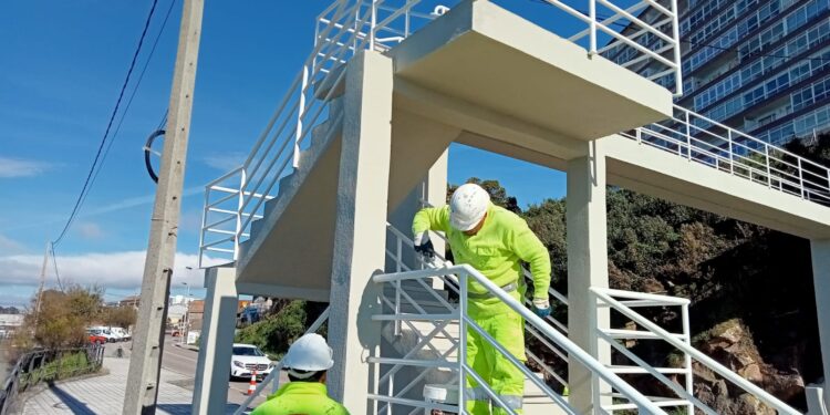La Xunta finaliza las obras de conservación de la pasarela peatonal sobre la carretera PO-324 en Coruxo, en Vigo
