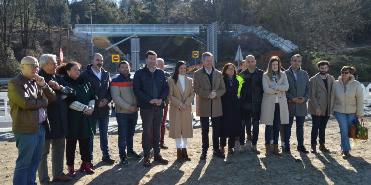 El Gobierno instala una pasarela peatonal sobre la A-52, que mejora la seguridad en el Camino Portugués