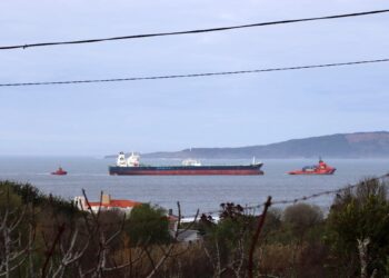 Amarra en Vigo el petrolero sin carga que sufrió una avería frente a la costa gallega