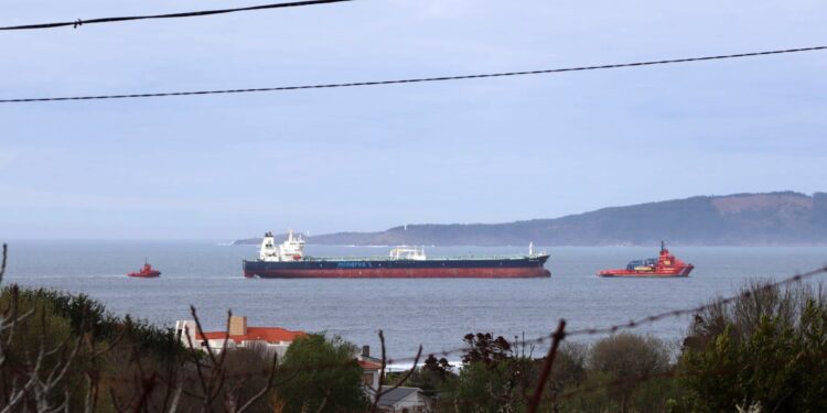 Amarra en Vigo el petrolero sin carga que sufrió una avería frente a la costa gallega