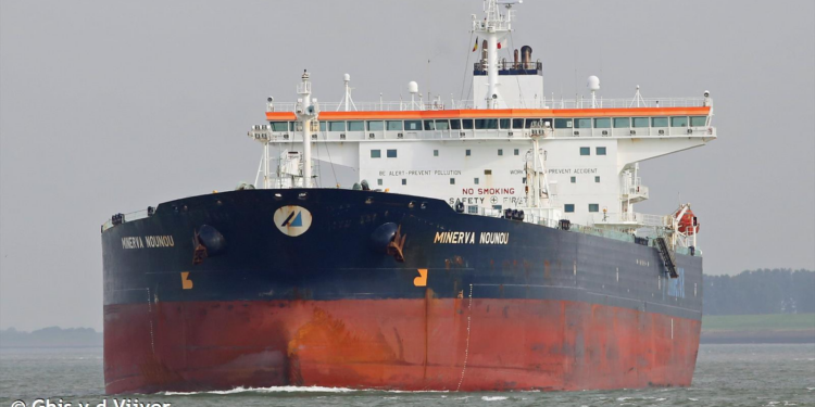 Un petrolero sin carga permanece a 28 millas de Galicia por una avería en una hélice