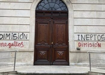 Identificadas dos personas por hacer pintadas contra el gobierno local en edificios municipales de Ponteareas