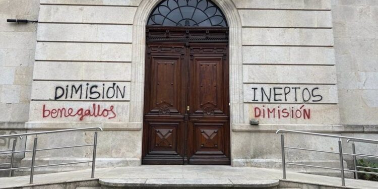 Identificadas dos personas por hacer pintadas contra el gobierno local en edificios municipales de Ponteareas