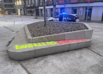 La Policía Local investiga las pintadas contra el Gobierno de Ponteareas en edificios y bienes públicos