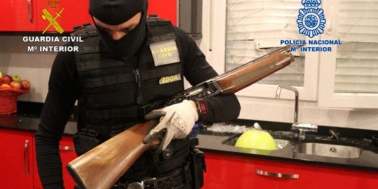 A juicio uno de los acusados de una red de tráfico de heroína que ocultaba la droga en zulos, y que estaba desaparecido