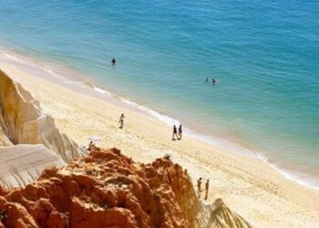 Albufeira se presenta en Vigo como destino turístico para viajeros gallegos que buscan playa o cultura