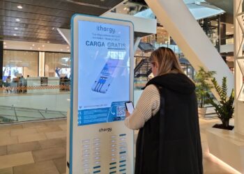 Más de 1.000 personas alquilan las ‘powerbank’ para móviles en Vialia Vigo, que instala una pantalla gigante
