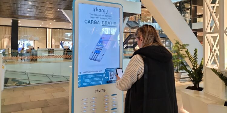 Más de 1.000 personas alquilan las ‘powerbank’ para móviles en Vialia Vigo, que instala una pantalla gigante