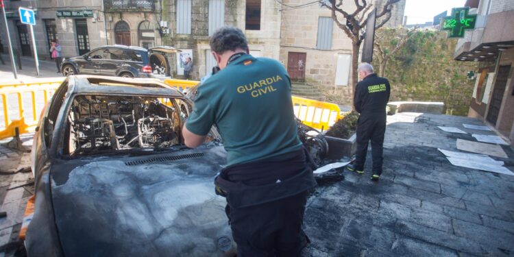Prisión provisional y sin fianza para la detenida por quemar 21 coches en Tui (Pontevedra)