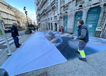 El gobierno de Vigo alega que la lona de Tapias incumplía la normativa; el PP ve “un ataque político”