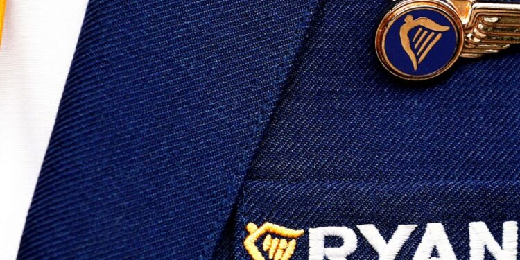 Ryanair hará doble escala en Vigo este 28 de marzo: para estrenar la ruta a Londres y para seleccionar personal