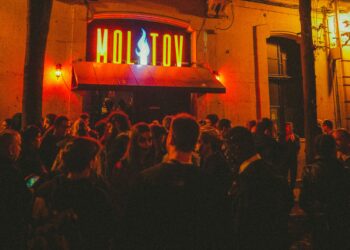 La sala Molotov celebra su primer aniversario con once horas de música y un mercadillo