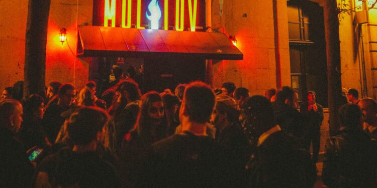 La sala Molotov celebra su primer aniversario con once horas de música y un mercadillo