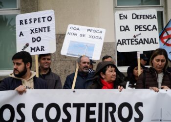 Cientos de personas se concentran en A Coruña contra la eólica marina, "un golpe mortal para el sector pesquero"