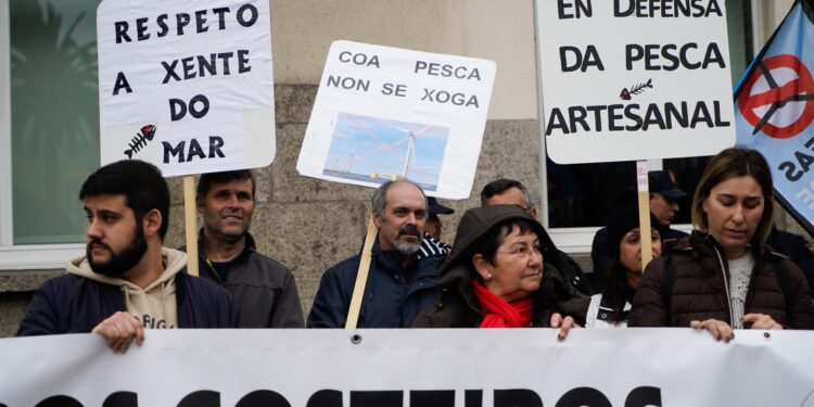 Cientos de personas se concentran en A Coruña contra la eólica marina, "un golpe mortal para el sector pesquero"