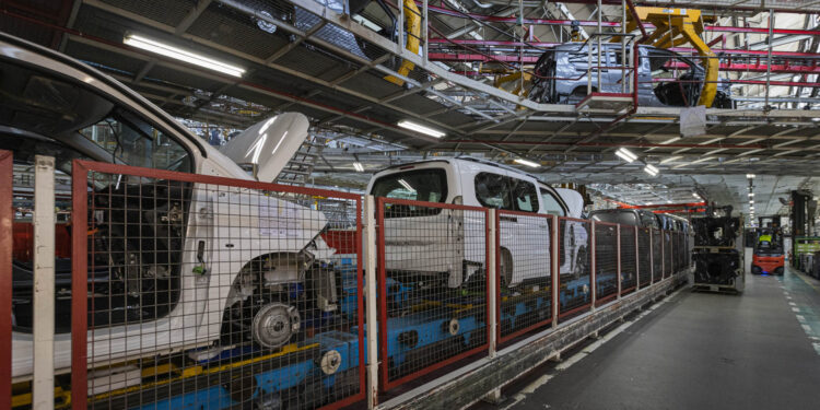 Stellantis Vigo pospone 24 horas la vuelta al trabajo del sistema 1 por falta de suministros