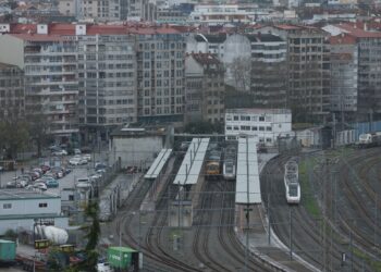 Renfe traslada por carretera a los afectados por las obras en la línea Santiago-Ourense para poner en marcha el ERTMS