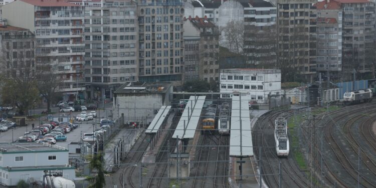 Renfe traslada por carretera a los afectados por las obras en la línea Santiago-Ourense para poner en marcha el ERTMS