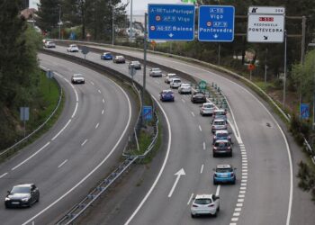 Retenciones y tráfico ralentizado en los accesos a Vigo por A55 y A52. La imagen es de la autovía de as rías baixas A52 en su confluencia con la A55