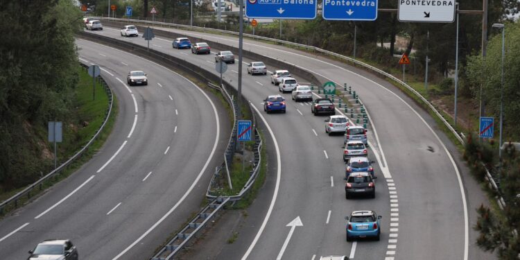Retenciones y tráfico ralentizado en los accesos a Vigo por A55 y A52. La imagen es de la autovía de as rías baixas A52 en su confluencia con la A55