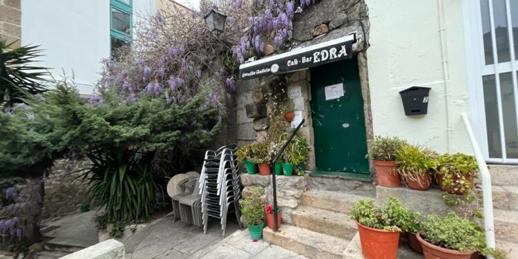 Despedida del bar Edra: “Me prometieron otro local en el Casco Vello, pero nada”
