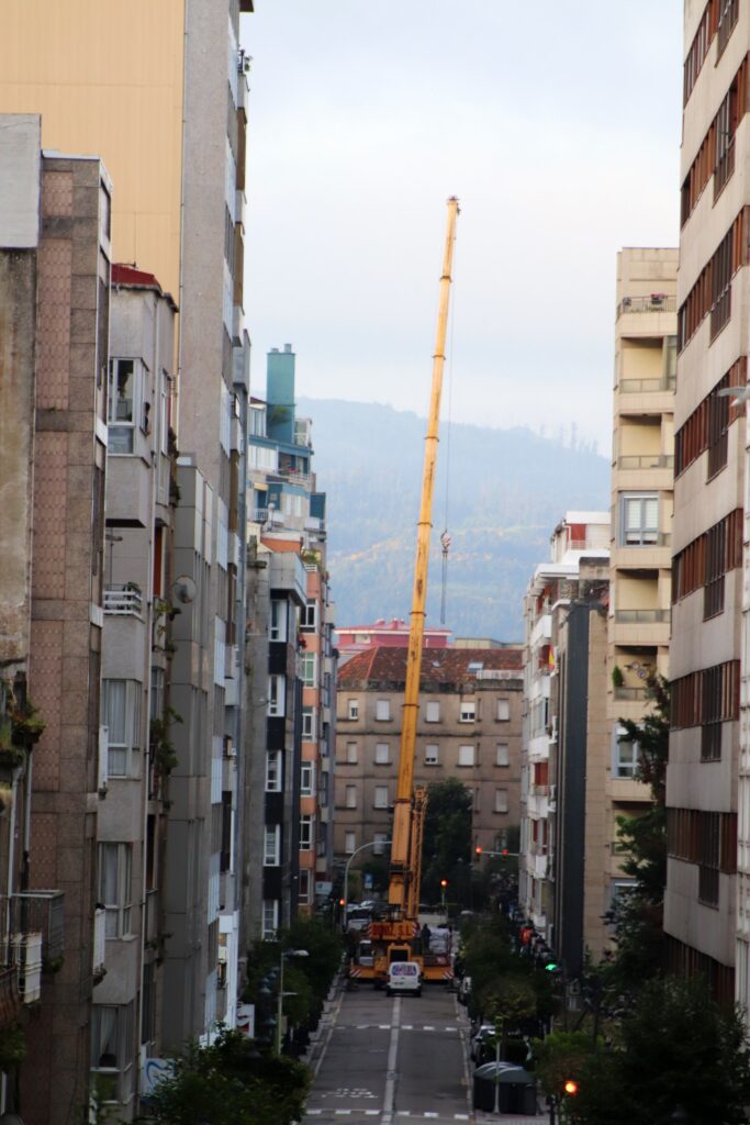 La descarga de material con una "supergrúa" obliga a cerrar una calle en el centro de Vigo