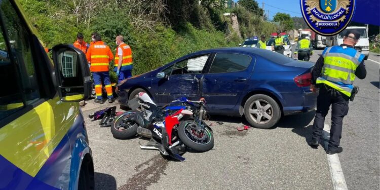 Herido grave un motorista tras impactar contra un coche en Redondela