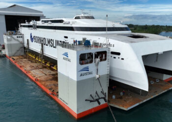 Llega a Vigo el catamarán más grande del mundo