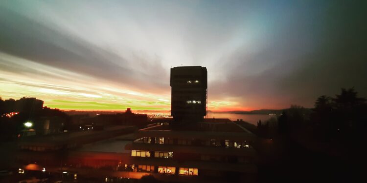 La oposición exige responsabilidades ante la orden de ingreso en prisión del exfuncionario del ‘caso enchufe’