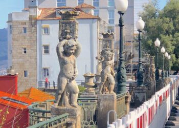 acera volada del Paseo de Alfonso XII, el clásico mirador sobre la ría de Vigo frecuentado por nativos y foráneos que lleva varios años vallado