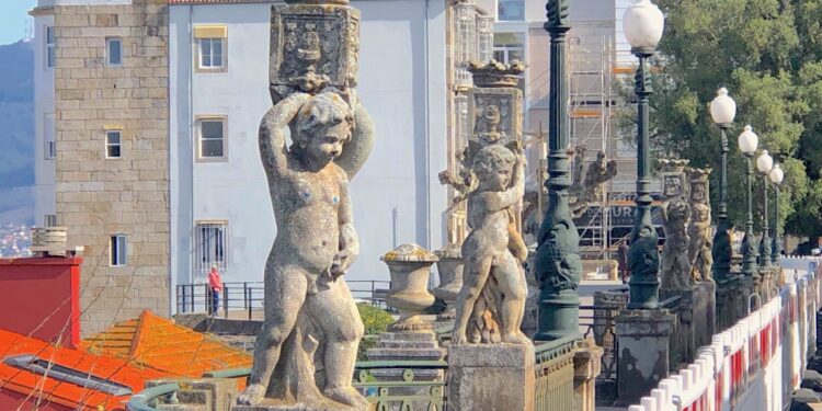 acera volada del Paseo de Alfonso XII, el clásico mirador sobre la ría de Vigo frecuentado por nativos y foráneos que lleva varios años vallado