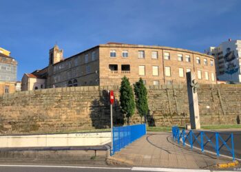 Esa pared que se observa en la fotografía y que corresponde al convento de San Francisco, de Vigo, era bañada por las aguas del mar hasta finales del siglo XIX, cuando empezaron a realizarse rellenos.
