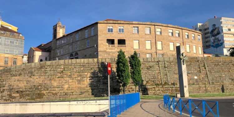 Esa pared que se observa en la fotografía y que corresponde al convento de San Francisco, de Vigo, era bañada por las aguas del mar hasta finales del siglo XIX, cuando empezaron a realizarse rellenos.