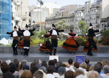 Unha Porta do Sol ateigada moveuse ao ritmo da nova danza galega