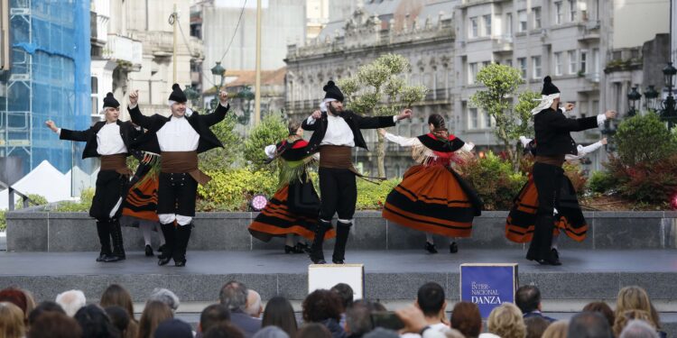 Unha Porta do Sol ateigada moveuse ao ritmo da nova danza galega