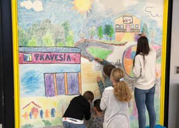 El Centro Comercial Travesía celebra el Día Mundial del Arte con un gran mural elaborado por escolares